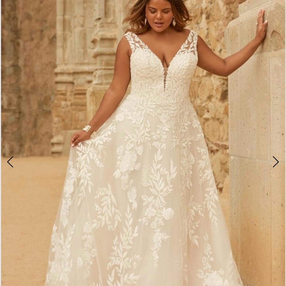 Elegant White Lace Wedding Dress - Picture 3 of 4